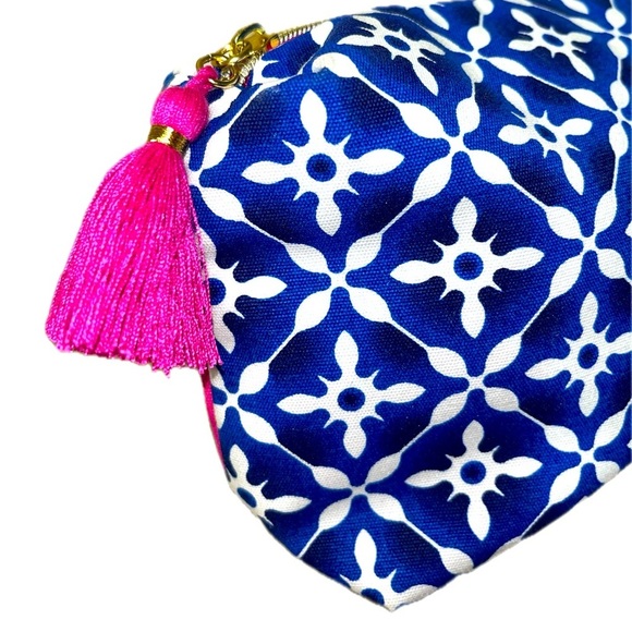 Estee Lauder Blue Flower Printed Cosmetic Makeup Bag ( 2 Side Look), NWOT - Picture 2 of 8